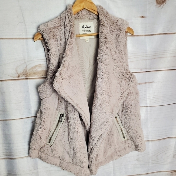 Dylan by True Grit Vest Size Medium Faux Fur Cross Over Beige Soft Sleeveless - Picture 2 of 11